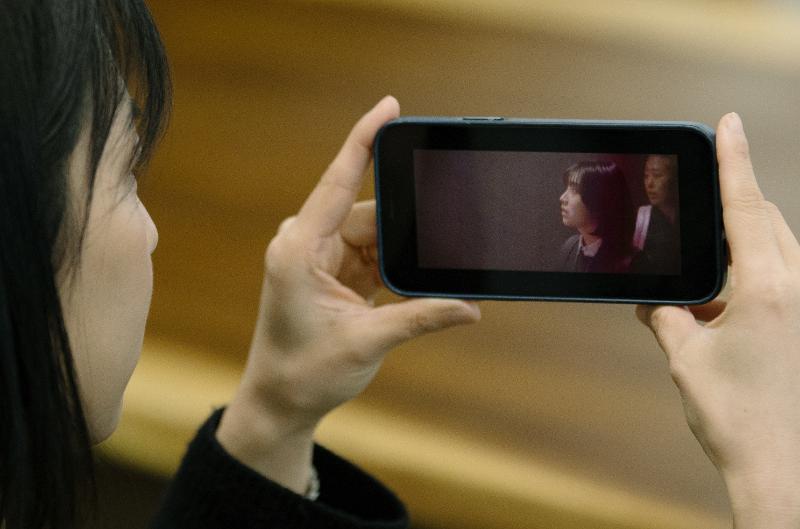 Eine Frau schaut ein Video auf ihrer Smart-Phone an. ⓒ Jeon Han/Korea.net