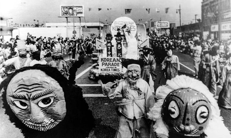 Die Ethnologie der in den Vereinigten Staaten lebenden Koreaner wurde als Unterrichtsfach für die Sekundarstufe in den USA eingeführt. Das Bild zeigt die koreanische Parade 1976 auf dem Korean American Festival in Los Angeles. ⓒ National Archives of Korea