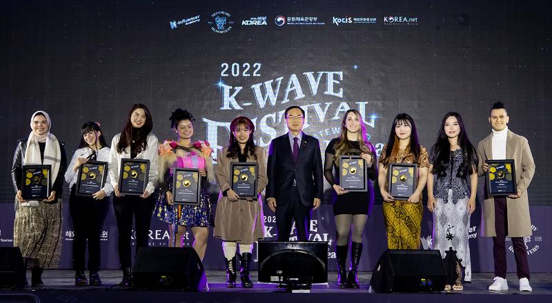 Am 10. Dezember 2022 fand das „K-Wave Festival 2022“ statt, um herausragende Inhalte über Korea zu würdigen, die von Menschen aus zahlreichen Ländern erstellt wurden. Abgebildet sind die preisgekrönten K-Influencer.