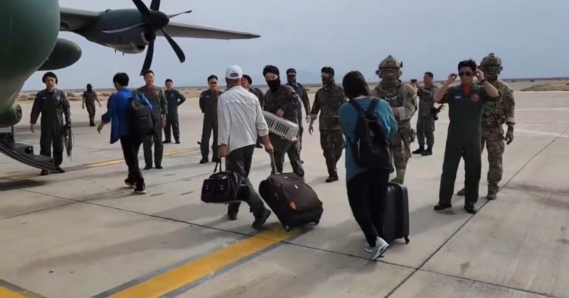Koreaner im Sudan besteigen am Flughafen in Port Sudan, einer im Nordosten des Sudan gelegenen Hafenstadt, das Transportflugzeug der koreanischen Luftwaffe. ⓒ Präsidialamt der Republik Korea 
