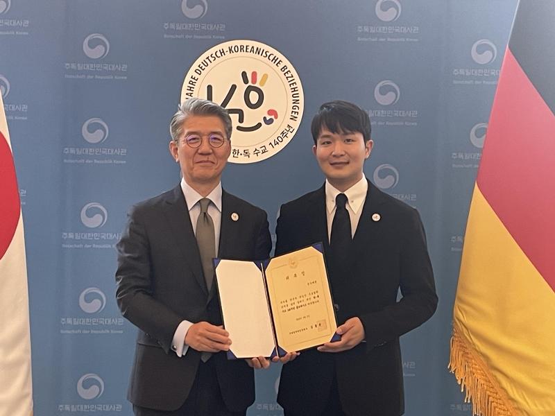 ▲ 한독수교 140주년 홍보대사로 선정된 피아니스트 선우예권(오른쪽)과 김홍균 주독일 한국 대사. 주독일 한국대사관.