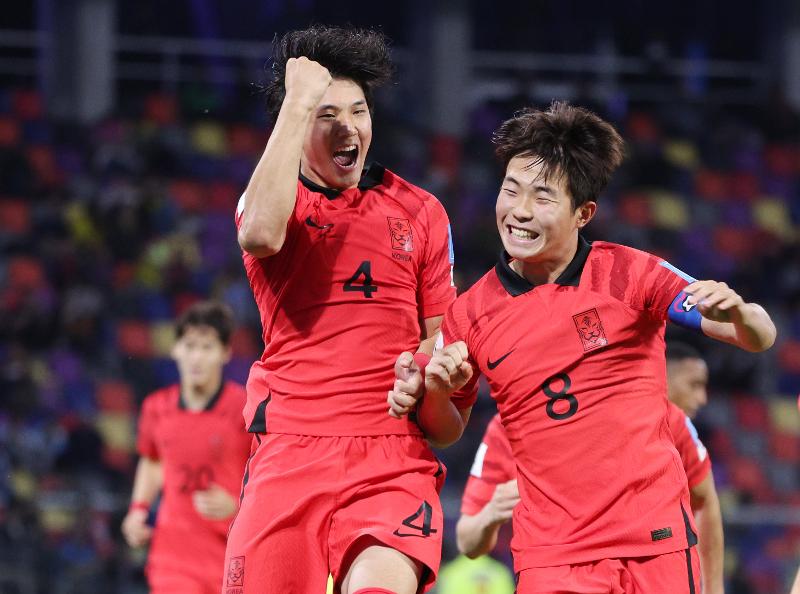 Choi Seok-hyeon (links) freut sich nach seinem Tor in der dritten Minute der zweiten Halbzeit im Achtelfinale mit Ecuador bei der U-20-Fußball-Weltmeisterschaft am 1. Juni im Santiago del Estero Stadion in Argentinien.