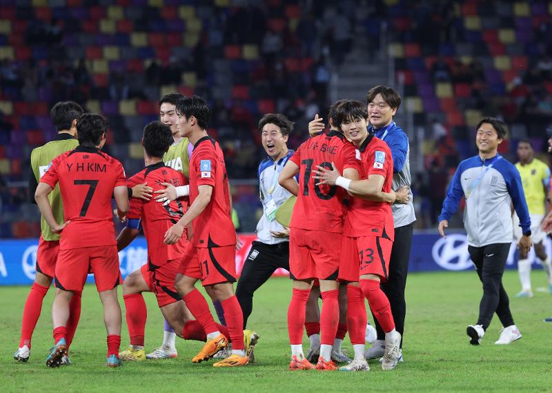 Die südkoreanische Mannschaft und Trainer feiern miteinander nach dem Sieg gegen Ecuador mit 3:2 im Achtelfinale bei der U-20-Fußball-Weltmeisterschaft am 1. Juni im Santiago del Estero Stadion in Argentinien.