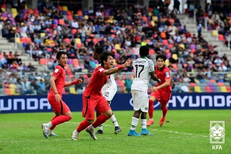 Choi Seok-hyeon (zweiter von links) schreit nach seinem Siegestor im Viertelfinale gegen Nigeria bei der U-20-Fußball-Weltmeisterschaft 2023 am 4. Juni im Santiago del Estero Stadion in Argentinien.