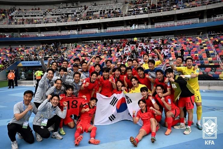 Die südkoreanische Nationalmannschaft macht am 4. Juni ein Erinnerungsfoto nach ihrem Sieg vom Viertelfinale bei der U-20-Fußball-Weltmeisterschaft 2023.