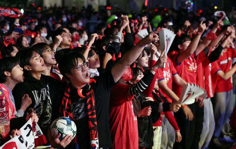 Die koreanischen Bürger anfeuern am 24. November auf dem Gwanghwamun-Platz die Fußballmannschaft im Spiel Südkoreas gegen Uruguay bei der Fußball-Weltmeisterschaft 2022 in Katar. ⓒ korea.net DB 