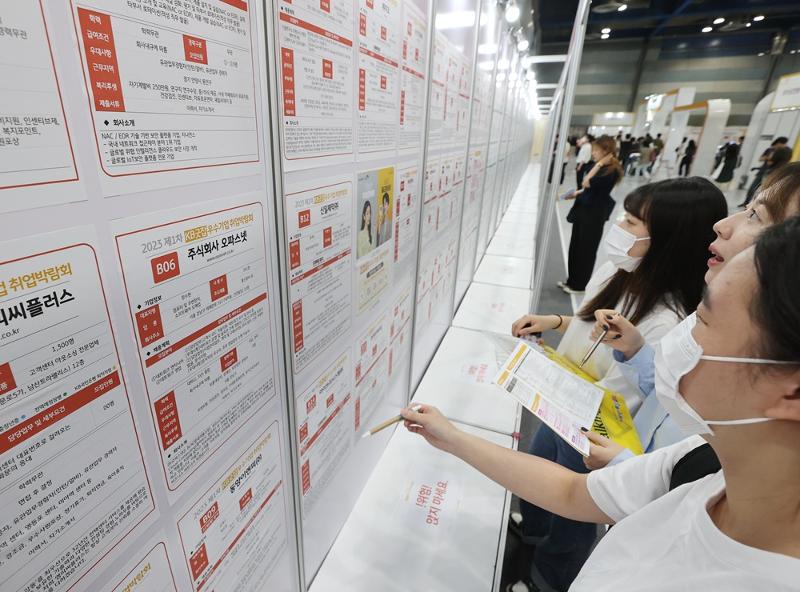 Arbeitssuchende sehen sich am 22. Mai bei der ersten „2023 KB Goodjob Beschäftigungsmesse“ im Coex im Bezirk Gangman-gu von Seoul Stellenanzeigen genau an. ⓒ Yonhap News