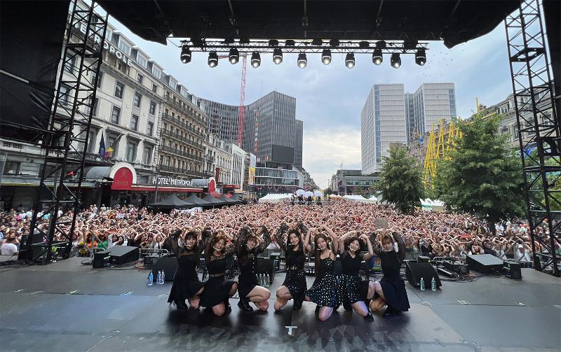 Die K-Pop-Girlgroup CSR machte Herzpose auf der Bühne im Rahmen der Veranstaltung „Hallyu Town in Belgium“ vom 17. bis 18. Juni auf dem Brouckère-Platz in Brüssel von Belgien. Bei der zweitägigen Veranstaltung kamen etwa 47.000 Menschen zusammen. ⓒ Instagram-Account von CSR