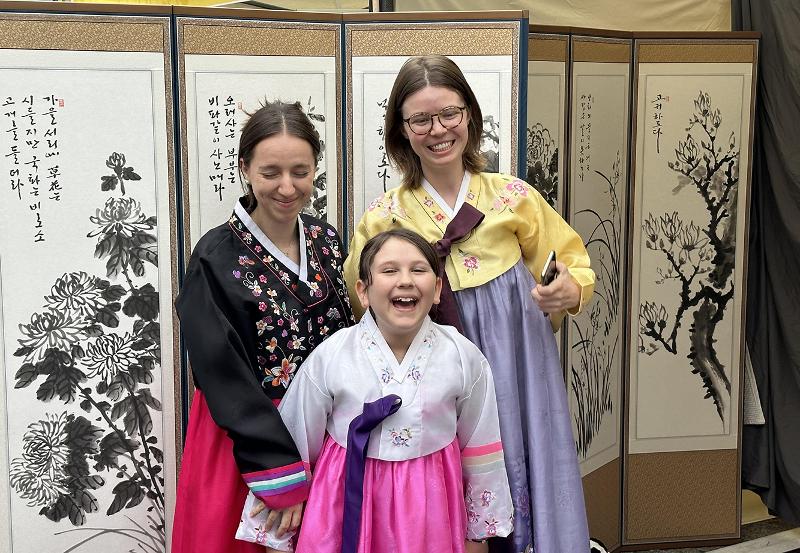 Besucher von „Hallyu Town in Belgium“ nahmen an der Hanbok-Anprobe teil. ⓒ Yonhap News