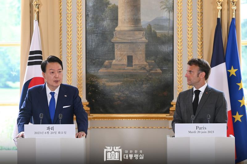 Präsident Yoon Suk Yeol (links) und der französische Präsident Emmanuel Macron äußern sich am 20. Juni im Élysée-Palast in der gemeinsamen Presseerklärung. ⓒ Präsidialamt der Republik Korea