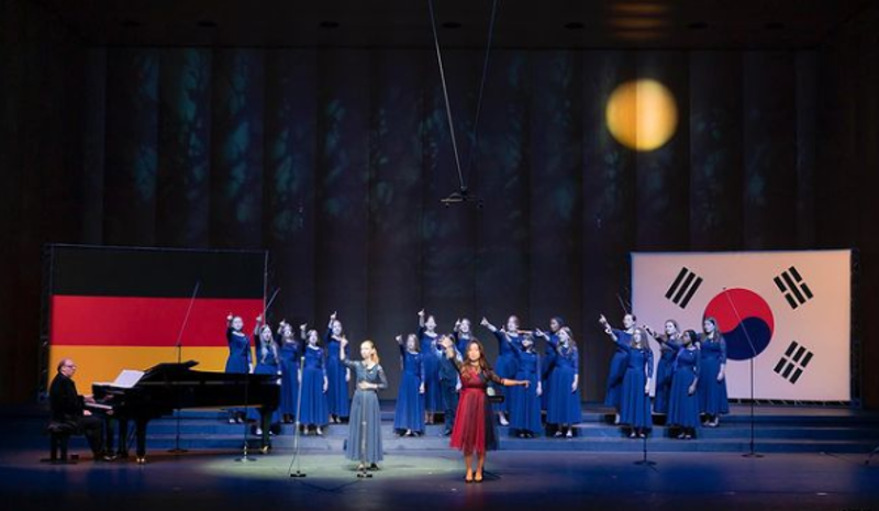 Das koreanische Ministerium für Kultur, Sport und Tourismus veranstaltet am 8. Juli im Grosser Saal im Konzerthaus Berlin anlässlich der 140 Jahre koreanischen und deutschen Freundschaft das gemeinsame Konzert von Korea und Deutschland „Gemeinsame Wege“. Dabei erscheint der Dortmunder Jugendchor unter Leitung der Dirigentin Narae Joung. Foto vom Dortmunter Jugendchorr der im Oktober letzten Jahres im Yongin Poeun Art Hall in Yongin in der Provinz Gyeonggi-do ⓒ Instagram-Account von Narae Joung