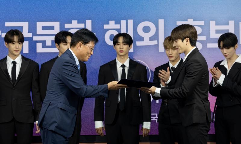 Kim Jang-ho (links), Direktor vom koreanischen Kultur- und Informationsdienst (KOCIS), verleiht am 5. Juli im KOCIS Center in Jung-gu von Seoul überreichte dem Leader Sangyeon der Gruppe die Ernennungsurkunde zum „PR-Botschafter für den KOCIS im Jahr 2023“.