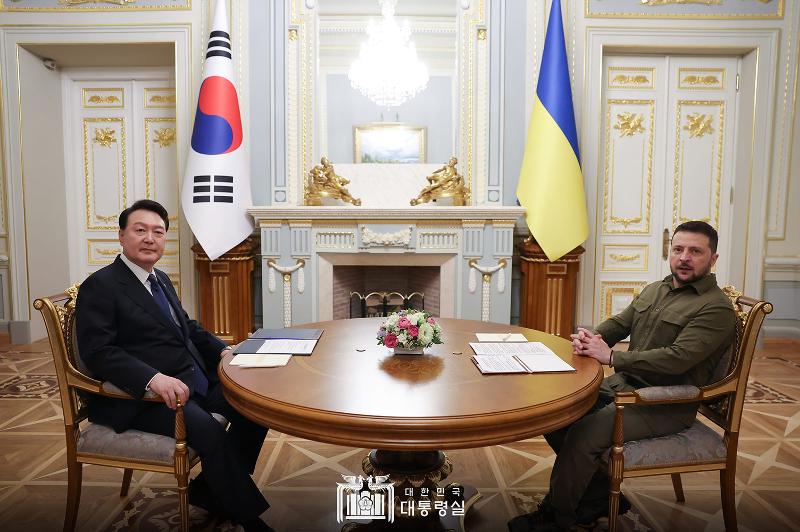 Präsident Yoon Suk Yeol (links) besuchte am 15. Juli die Ukraine und führte im Mariinskyi-Palast, dem Wohnsitz der ukrainischen Präsidenten, das Gipfeltreffen mit dem ukrainischen Präsidenten Volodymyr Zelenskyy.