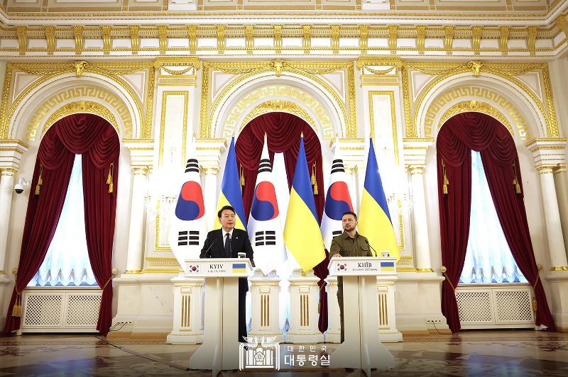 Präsident Yoon Suk Yeol (links) besuchte am 15. Juli die Ukraine und hielt im Mariinskyi-Palast nach dem Gipfeltreffen mit dem ukrainischen Präsidenten Vladimir Zelenskiy die gemeinsame Presskonferenz ab.