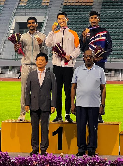 Woo Sang-hyeok lächelte strahlend am 15. Juli bei der Preisverleihungszeremonie, nachdem er bei den Leichtathletik-Asienmeisterschaften 2023 im Supachalasai-Stadion in Bangkok von Thailand gewann. ⓒ Der koreanische Leichtathletikverband