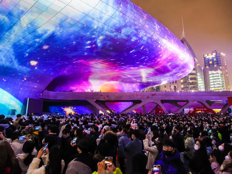 Foto von der Ausstellung „Seoul Light DDP” auf dem Dongdaemun Design Plaza (DDP) ⓒ Seoul Design Foundation