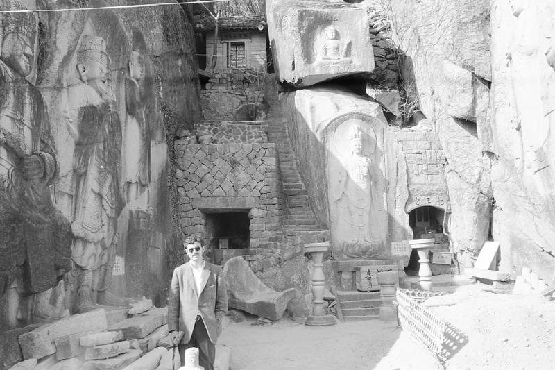 Gary Edward Mintier vor dem Seokbulsa-Tempel auf dem Berg Geumjeongsan