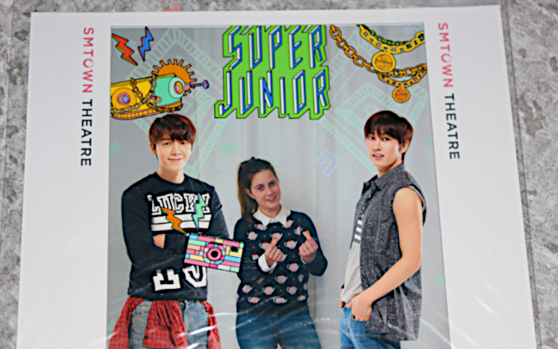 Selbstfotostudios können auch Spezialeffekte integriert haben. Hier ist ein Beispiel einer Stickermaske von der K-Pop-Band Super Junior zu sehen. © Jasmin Mikolay 