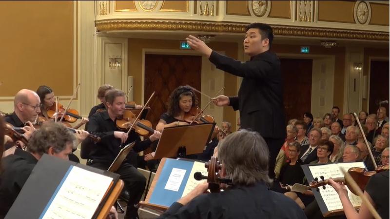 Yoon Hankyeol, der den „Karajan-Wettbewerb für junge Dirigenten und Dirigentinnen“ vom 6. August gewann, dirigiert im Mozart-Saal in Salzburg, Österreich. ⓒ Screenshot von der Webseite von Salzburgfestival