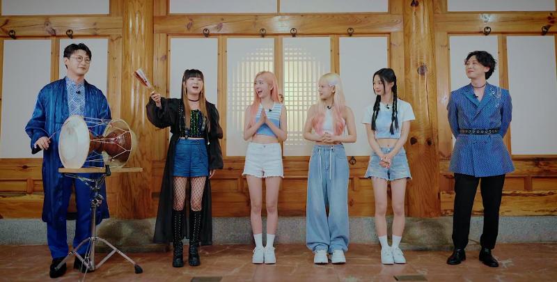 Foto von der K-Pop-Gruppe LIMELIGHT und der Gugak (traditionelle Musik)-Band „AUX“, die am Lehrvideo in der Kategorie Joseon-Pop von „K-Community Challenge“ teilnehmen. Von links: Lee Woo-seong und Seo Jin-sil von AUX, MiU, Gaeun und Suhye von LIMELIGHT, sowie Lee Kyung-soo von AUX.