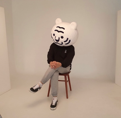Kim posierte mit einer Maske vom weißen Tiger, der seine Contents-Produktionsfirma symbolisiert. ⓒ Offizielles Instagram-Konto von Kim Bo-tong