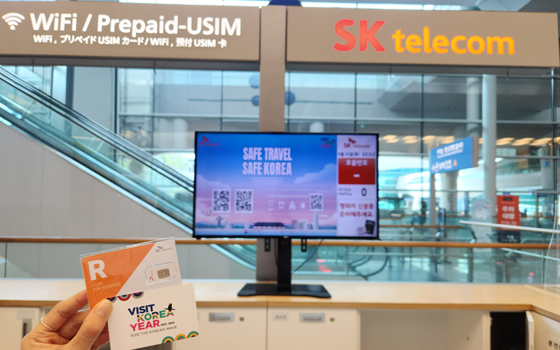 Das Ministerium für Kultur, Sport und Tourismus erklärte am 14. September, die „Informationen für eine sichere Reise in Südkorea“ für die ausländischen Touristen zu verteilen. Foto vom Werbematerial in der Roaming-Station vom SK Telecom am Flughafen Incheon.