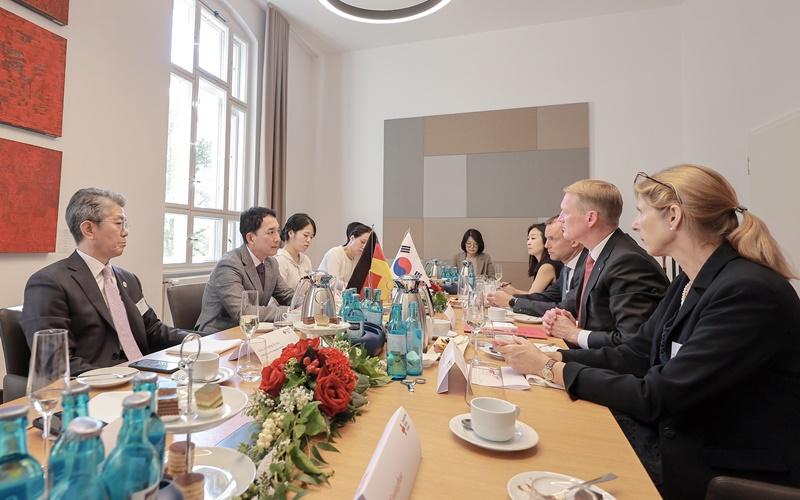 Park Minshik, Minister für Patrioten- und Veteranenangelegenheiten, besuchte am 11. September das Büro für das Deutsche Rote Kreuz (DRK) und diskutierte mit Christian Reuter, dem Generalsekretär vom DRK, über die Errichtung des Denkmals für die Teilnahme von Deutschland am Koreakrieg. ⓒ Ministerium für Patrioten- und Veteranenangelegenheiten 