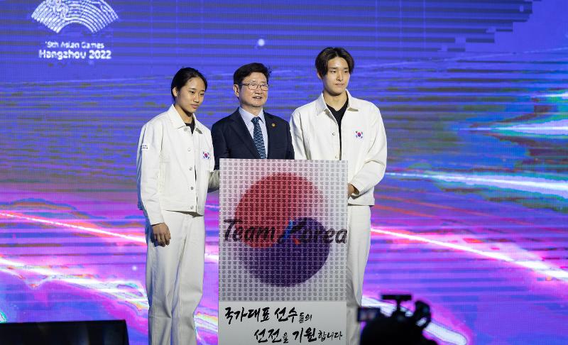 Bei der Zeremonie für die 19. Asienspielen in Hangzhou am 12. September in der Olympiahalle im Olympic Park Seoul machte Park Bo Gyoon, Minister für Kultur, Sport und Tourismus (Mitte), ein Erinnerungsfoto mit Vertretern Badminton-Spielerin An Se Young (Erste von links) und Schwimmer Kim Woo-min.