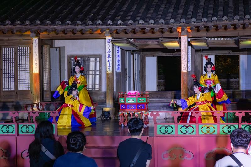 Die traditionellen Aufführungen der „Moonlight Tour im Chandeokgung-Palast“ wurden am 21. September durchgeführt. Das Bild von Tänzern, die den Bosangmu aufführten. 