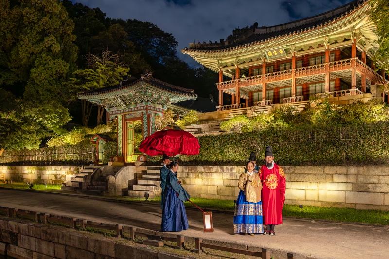 Bei der „Moonlight Tour im Chandeokgung-Palast“ wird am Buyongji-Teich im Hintergarten im Changdeokgung-Palast eine Szene dargestellt, in der König und Königin einen Spaziergang machen. 
