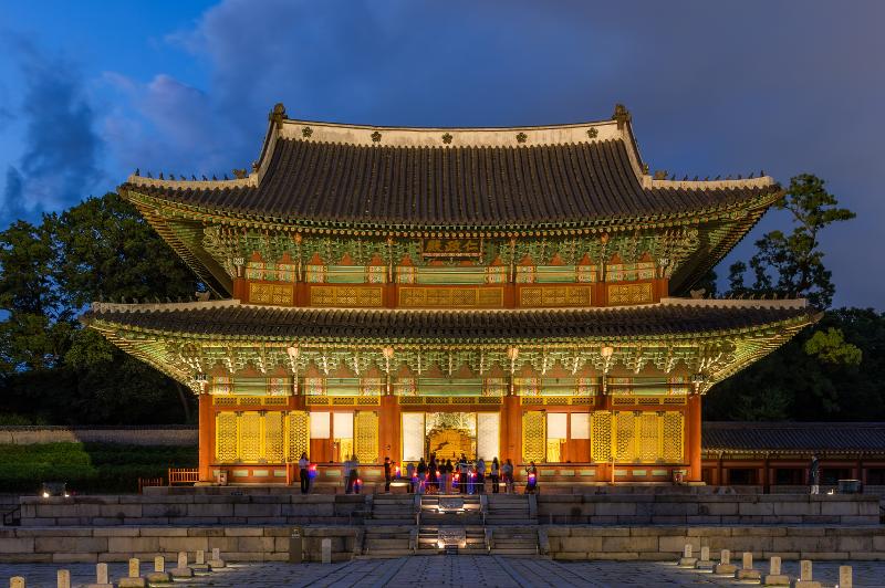Das Bild vom Thronsaal Injeongjeon. Es ist ein Ort, wo eine Krönungsfeierlichkeit durchgeführt wurde und die ausländischen Botschaften empfangen wurden.  