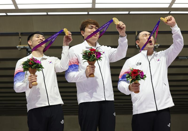 Die südkoreanische Nationalmannschaft von Kwak Yongbin, Ha Kwangchul und Jeong Younjin machte am 26. September ein Erinenrungsfoto mit Goldmedaillen nach ihrem Sieg in der Disziplin Laufende Scheibe 10 m im Fuyang Yinhu Sports Center bei den 19. Asienspielen in Hangzhou. 