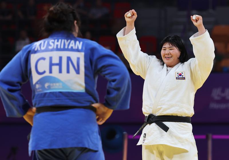 Die südkoreanische Sportlerin Kim Hayun jubelte am 26. September nach dem Sieg im Judo-Wettkampf der Frauen über 78 kg im Xiaoshan Linpu Gymnasium bei den 19. Asienspielen in Hangzhou. 