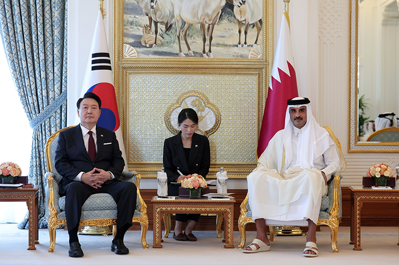 Präsident Yoon Suk Yeol (links) führte am 25. Oktober im Palast Amiri Diwan in Doha, Katar, das Gipfeltreffen mit dem Staatsoberhaupt Tamim bin Hamad Al Thani von Katar.