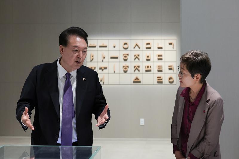 Präsident Yoon Suk Yeol besuchte am 5. Oktober das National Hangeul Museum in Yongsan-gu von Seoul und schaute die Dauerausstellung „Hunminjeongeum, The Design of a Writing System Beyond the Millenia” an. ⓒ Kim Yong Wii vom Präsidialamt der Republik Korea