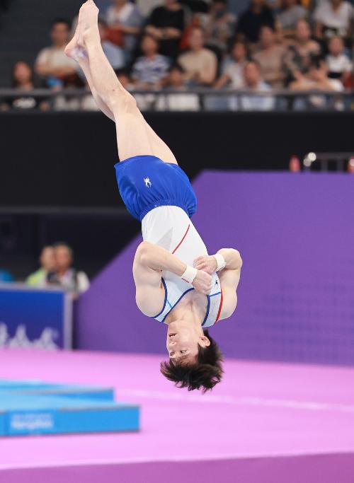 Im Finale vom Bodenturnen der Männer bei den 19. Asienspielen in Hangzhou am 28. September im Huanglong Sports Centre Gymnasium sprang der südkoreanische Kunstturner Kim Han-sol einen Salto. Nach den Asienspielen in Jakarta-Palembang 2018 eroberte er die Disziplin Bodenturnen zweimal in Folge.