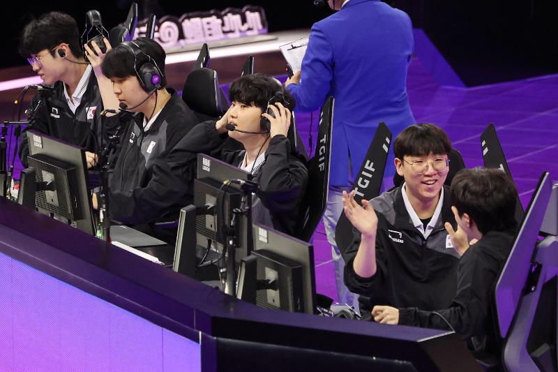 Die südkoreanische Mannschaft für eSports erfreute sich am 29. September nach ihrem Sieg im Finale von League of Legends im China Hangzhou Esports Centre gegen Taiwan und der Verleihung der Goldmedaillen. Von links: „Zeus“ Choi Woo-je (T1), „Kanavi“ Seo Jin-hyeok (JD Gaming), „Chovy“ Jeong Ji-hoon (Gen. G), „Ruler“ Park Jae-hyeok (JD Gaming) und „Keria“ Ryu Min-seok (T1).