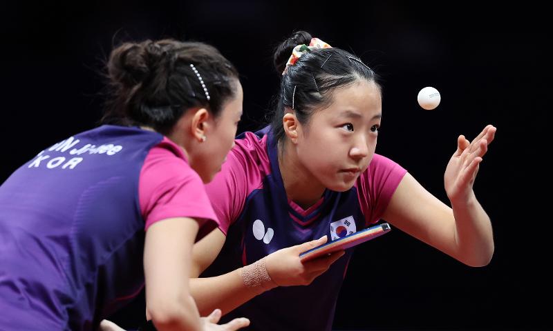 Die südkoreanische Sportlerin Shin Yu-bin (rechts) schlug am 2. Oktober im Finale des Frauen-Doppel-Tischtennis im Gongshu Canal Sports Park Gymnasium bei den 19. Asienspielen in Hangzhou gegen Cha Su-yong und Pak Su-gyong aus Nordkorea auf. Die südkoreanische Mannschaft von Shin und Jeon Ji-hee besiegte das Spiel mit 4 zu 1. Es ist die erste Goldmedaille im Frauen-Doppel-Tischtennis seit 21 Jahren nach Asienspielen in Busan 2002.