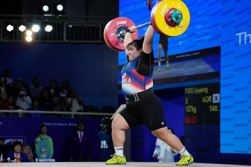Im Gewichtheben der Frauen in der Klasse über 87 kg am 7. Oktober im Xiaoshan Sports Centre Gymnasium bei den 19. Asienspielen in Hangzhou erreichte die südkoreanische Sportlerin Park Hye-jeong bei ihrem dritten Versuch im Snatch-Wettbewerb den Erfolg. Sie erwarb an diesem Tag mit insgesamt 294 kg (125 kg im Clean-and-Jerk-Wettbewerb und 168 kg im Snatch-Wettbewerb) die Goldmedaille.