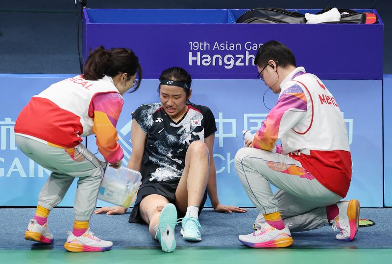 Im Finale im Badminton der Frauen am 7. Oktober im Binjiang Gymnasium bei den 19. Asienspielen in Hangzhou litt die südkoreanische Sportlerin An Se-young (Mitte) unter Knieschmerzen während des Spiels gegen Chen Yu Fei aus China. An diesem Tag gewann sie die Goldmedaille trotz der Verletzung mit ihrem rechten Knie und bewies ihre Kräfte.