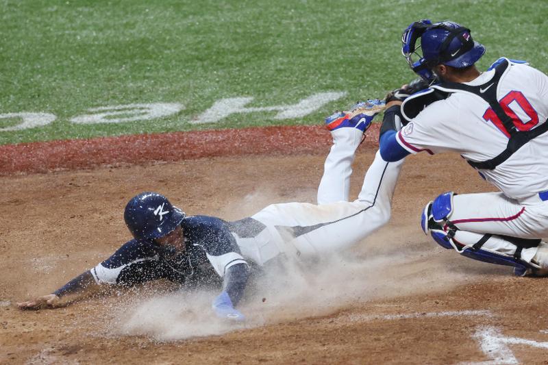 Im Finale im Baseball am 7. Oktober im Shaoxing Baseball und Softball Sports Culture Center bei den 19. Asienspielen in Hangzhou gewann Südkorea das Spiel gegen Taiwan mit 2 zu 0 und erreichte seinen Sieg viermal in Folge. Foto vom südkoreanischen Spieler Moon Bo-gyeong, der in der ersten Hälfte des zweiten Innings einen Punkt bekam.
