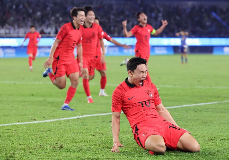 Im Finale des Fußballs der Männer im Huanglong Sports Centre Stadium am 7. Oktober bei den 19. Asienspielen in Hangzhou jubelte der südkoreanische Fußballspieler Cho Young-wook nach seinem Siegtreffer. An dem Tag erreichte die südkoreanische Fußballmannschaft zum ersten Mal in der Geschichte im Fußball der Männer bei Asienspielen drei aufeinanderfolgenden Sieg.