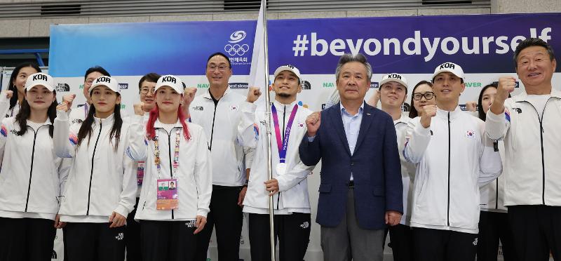 Die südkoreanische Nationalmannschaft, die an den 19. Asienspielen in Hangzhou teilnahm, machte am 9. Oktober ein Erinnerungsfoto im Terminal 1 am Flughafen Incheon. Direkt nach ihrer Rückkehr drückte Lee Kee Heung, Vorsitzende vom Korean Olympic Committee, seine Dankbarkeit aus: „Die südkoreansichen Bürger feuerten die südkoreanische Mannschaft an. Dank ihrer Unterstützung konnten die südkoreanischen Athleten mit großer Leistung ohne Verletzung die Asienspiele beenden.“