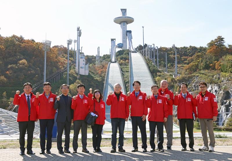 Yu In-chon, Minister für Kultur, Sport und Tourismus (Mitte), machte am 18. Oktober ein Erinnerungsfoto im Alpensia Ski Jumping Centre im Sports Park in Pyeongchang während seines Besuchs für die Überprüfung der Sportanlagen für die Olympischen Jugend-Winterspiele 2024. ⓒ Heo Man-jin, Minister für Kultur, Sport und Tourismus