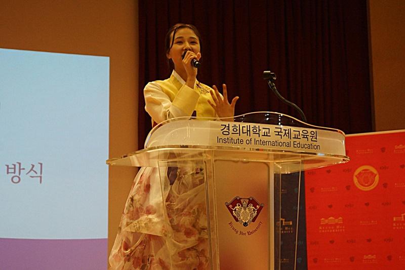 Beim „25. Internationalen Koreanisch-Sprachwettbewerb für Ausländer“ am 19. Oktober im Crown-Konzertsaal an der Kyung-Hee-Universität zeigte SAMANCHIEVA AZIZA aus Kirgisistan ihre koreanischen Sprachekenntnisse. 