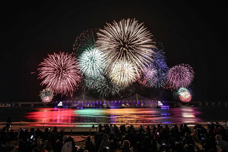 Die Besucher besichtigten in der Nähe von der Gwangalli-Brücke im Bezirk Suyeon-gu in Busan das 17. Busan Fireworks Festival, das am 17. Dezember am Gwangalli-Strand stattfand. ⓒ Busan Culture & Tourism Organizing Committee