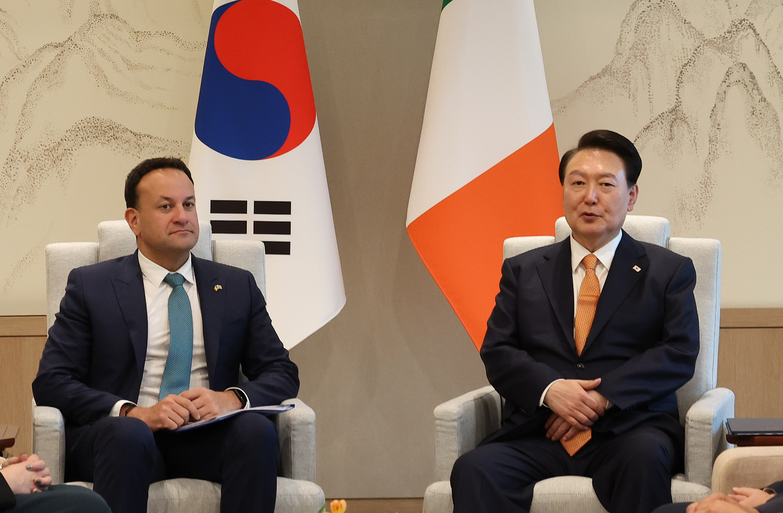 Der südkoreanische Präsident Yoon Suk Yeol (rechts) und der irländische Ministerpräsident Leo Varadkar führten am 3. November im Präsidialamt im Bezirk Yongsan-gu, Seoul, das Gipfeltreffen. Dabei diskutierten sie über die Verstärkungsmaßnahmen für die Zusammenarbeit beider Länder in Bereichen Bioindustrie, Handel, Investition und Forschung. ⓒ Yonhap News 