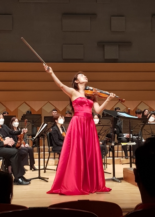 Die südkoreanische Violinistin Kim Yoon Hee spielte am 17. Juni im Cheongju Arts Center Violin Concerto Nr. 3 von Camille Saint-Saëns mit dem Chungbuk Philharmonie-Orchester.