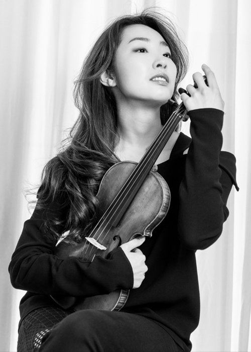 Die südkoreanische Violinistin Kim Yoon Hee trat mit Alter von vier Jahren in die Vorbereitungslehrgänge der Universität für Musik und darstellende Kunst Wien mit dem jüngsten Alter ein und tragen bis jetzt in Korea und Ausländern viele Aufführungen vor.