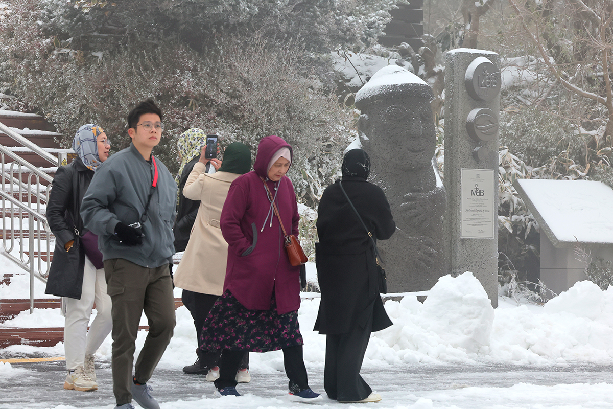 Am 13. November besuchen ausländische Touristen den Hallasan-Nationalpark auf der Insel Jeju nach der Aufhebung der Warnungen vor Starkschneefall und genießen die winterliche Atmosphäre.